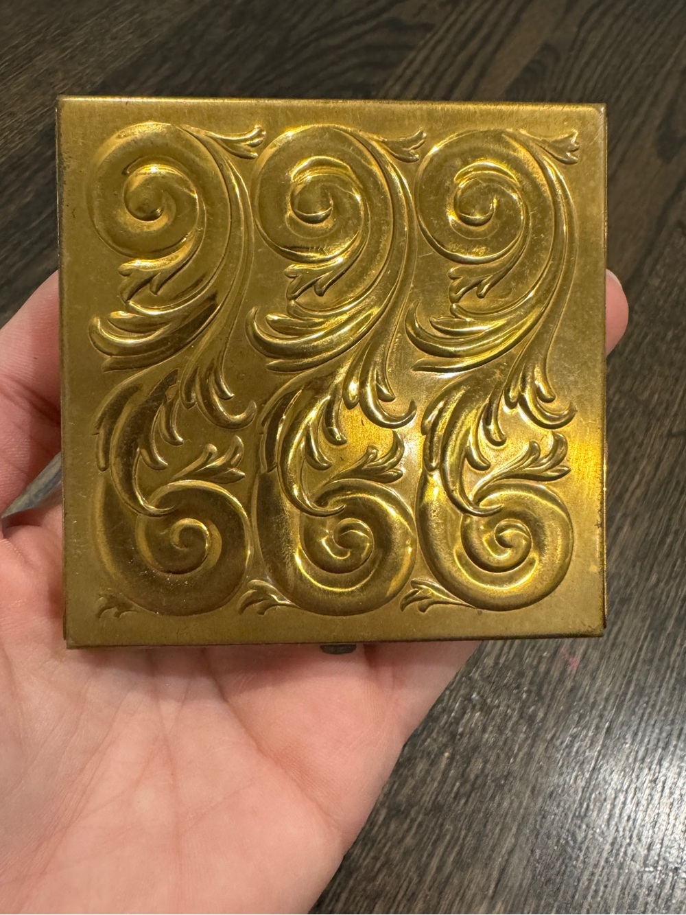 1940s Vintage Gold Tone Powder Compact Ornate Scroll Vanity Makeup Case - Picture 2 of 10